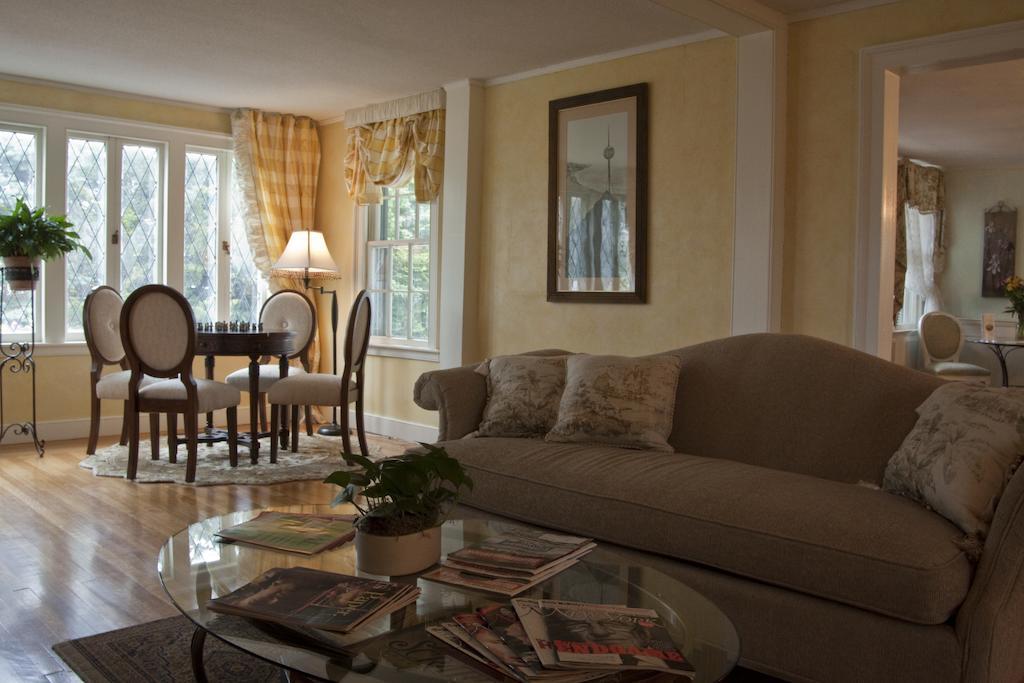 Scranton Seahorse Inn Мадисон Экстерьер фото