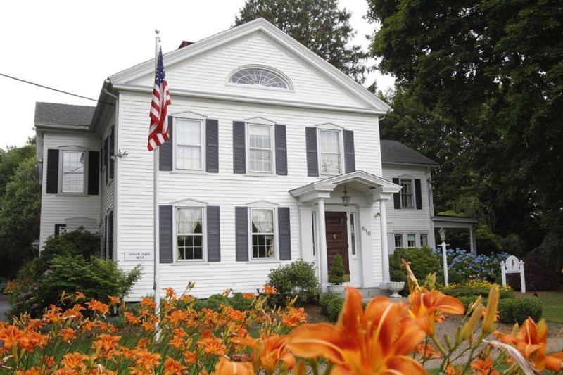 Scranton Seahorse Inn Мадисон Экстерьер фото